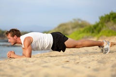 Ejercicio del tablón del hombre de la aptitud del entrenamiento de Crossfit imagen de archivo libre de regalías Ejercicio del tablón del hombre de la aptitud del entrenamiento de Crossfit imagen de archivo libre de regalías