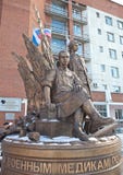 EKATERINBURG, RUSSLAND - 21. OKTOBER 2015: Foto von Monumentmilitärmedizinern stockfotografie EKATERINBURG, RUSSLAND - 21. OKTOBER 2015: Foto von Monumentmilitärmedizinern stockfotografie