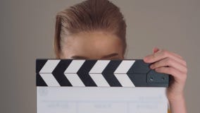 ekranizacja Zamyka up Piękna młoda kobieta z clapperboard w rękach zbiory wideo ekranizacja Zamyka up Piękna młoda kobieta z clapperboard w rękach zbiory wideo