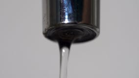 Ekstremum zamknięty w górę faucet i wody kropel spada puszka środki Przepuszczać srebra klepnięcie z spada wodnymi kroplami fotografia royalty free Ekstremum zamknięty w górę faucet i wody kropel spada puszka środki Przepuszczać srebra klepnięcie z spada wodnymi kroplami fotografia royalty free