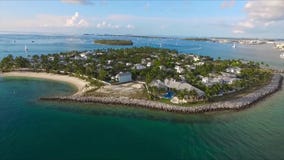 El abejón aéreo asombroso tiró de la pequeña isla tropical de la palmera de lujo del chalet en agua azul profunda del océano de l metrajes El abejón aéreo asombroso tiró de la pequeña isla tropical de la palmera de lujo del chalet en agua azul profunda del océano de l metrajes