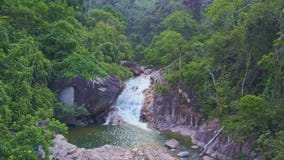 El abejón vuela sobre la cascada tropical hermosa con el lago El abejón vuela sobre la cascada tropical hermosa con el lago