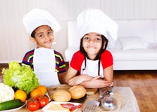 El afroamericano lindo poco cocina Imágenes de archivo libres de regalías El afroamericano lindo poco cocina Imágenes de archivo libres de regalías