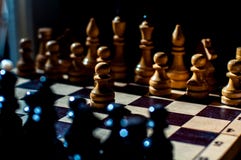 El ajedrez es un juego de mesa de la l?gica con los pedazos especiales en un tablero de 64 c?lulas para dos opositores, combinand fotos de archivo libres de regalías El ajedrez es un juego de mesa de la l?gica con los pedazos especiales en un tablero de 64 c?lulas para dos opositores, combinand fotos de archivo libres de regalías