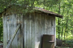 El almacenamiento vertió en el borde de un bosque foto de archivo libre de regalías El almacenamiento vertió en el borde de un bosque foto de archivo libre de regalías