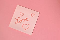 El amor de la palabra escrito a mano y puesto en la tabla rosada fotografía de archivo libre de regalías El amor de la palabra escrito a mano y puesto en la tabla rosada fotografía de archivo libre de regalías