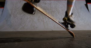 El andar en monopatín practicante del hombre en la arena 4k del monopatín almacen de metraje de vídeo El andar en monopatín practicante del hombre en la arena 4k del monopatín almacen de metraje de vídeo