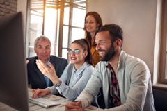 El animar trabajo en equipo-sonriente acertado de los trabajadores del negocio imagen de archivo El animar trabajo en equipo-sonriente acertado de los trabajadores del negocio imagen de archivo
