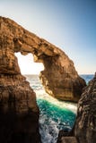 El arco de piedra del mar en IL-Mielah wied, Gozo, Malta tiempo soleado foto de archivo libre de regalías El arco de piedra del mar en IL-Mielah wied, Gozo, Malta tiempo soleado foto de archivo libre de regalías