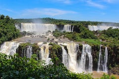 El arco iris en las cataratas del Iguazú vio del Brasil Imagen de archivo libre de regalías El arco iris en las cataratas del Iguazú vio del Brasil Imagen de archivo libre de regalías