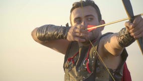El arquero consigue enojado y se arrodilla y aprieta la secuencia almacen de metraje de vídeo El arquero consigue enojado y se arrodilla y aprieta la secuencia almacen de metraje de vídeo