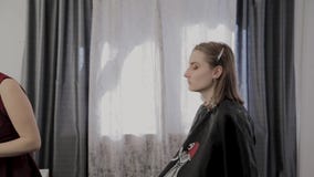 El artista de maquillaje aplica maquillaje profesional a una chica joven hermosa Nuevo concepto en maquillaje metrajes El artista de maquillaje aplica maquillaje profesional a una chica joven hermosa Nuevo concepto en maquillaje metrajes