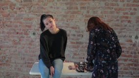El artista de maquillaje profesional de la mujer prepara la cara de la muchacha bonita linda joven para el maquillaje artístico p metrajes El artista de maquillaje profesional de la mujer prepara la cara de la muchacha bonita linda joven para el maquillaje artístico p metrajes