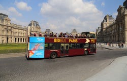 El autobús turístico conduce más allá del Louvre en París, Francia fotos de archivo El autobús turístico conduce más allá del Louvre en París, Francia fotos de archivo