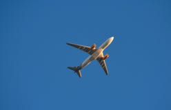 El avión en un fondo del cielo azul, volando sobre área internacional de la impulsión foto de archivo libre de regalías El avión en un fondo del cielo azul, volando sobre área internacional de la impulsión foto de archivo libre de regalías
