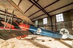 El avión histórico espera en él el hangar del ` s el salón aeronáutico siguiente fotografía de archivo libre de regalías El avión histórico espera en él el hangar del ` s el salón aeronáutico siguiente fotografía de archivo libre de regalías