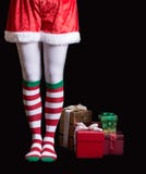 El ayudante de Papá Noel sobre negro fotografía de archivo El ayudante de Papá Noel sobre negro fotografía de archivo