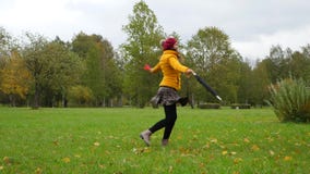 El baile feliz de la mujer y el torneado alrededor, disfrutan de concepto del otoño almacen de video El baile feliz de la mujer y el torneado alrededor, disfrutan de concepto del otoño almacen de video