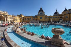 El balneario de Szechenyi (baño, Therms) en Budapest imagen de archivo libre de regalías El balneario de Szechenyi (baño, Therms) en Budapest imagen de archivo libre de regalías
