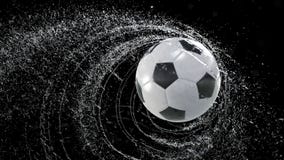 El balón de fútbol que emite el giro del agua cae, con la máscara del rgb, la animación de 4k 3d stock de ilustración El balón de fútbol que emite el giro del agua cae, con la máscara del rgb, la animación de 4k 3d stock de ilustración