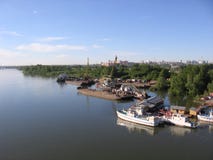 El banco del río Obi en las naves de Novosibirsk amarradas al embarcadero en el verano foto de archivo El banco del río Obi en las naves de Novosibirsk amarradas al embarcadero en el verano foto de archivo