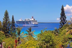 El barco de cruceros atracó en Lifou, Nueva Caledonia, South Pacific foto de archivo libre de regalías El barco de cruceros atracó en Lifou, Nueva Caledonia, South Pacific foto de archivo libre de regalías