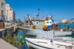 El barco de pesca viejo parqueó en el puerto italiano de la ciudad fotografía de archivo El barco de pesca viejo parqueó en el puerto italiano de la ciudad fotografía de archivo