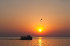 El barco en la puesta del sol, con los turistas en la puesta del sol, nadada debajo del sol abrasador, una puesta del sol fabulos fotos de archivo libres de regalías El barco en la puesta del sol, con los turistas en la puesta del sol, nadada debajo del sol abrasador, una puesta del sol fabulos fotos de archivo libres de regalías