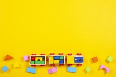 El Bebé De Madera Del Niño Juega El Fondo Tren Amistoso Del Juguete De Eco Y Bloques Coloridos En Fondo Amarillo Foto de archivo - Imagen de amistoso, niño: 123671950