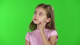 El bebé está mirando el lado, ella está pensativo Pantalla verde Cámara lenta almacen de metraje de vídeo El bebé está mirando el lado, ella está pensativo Pantalla verde Cámara lenta almacen de metraje de vídeo