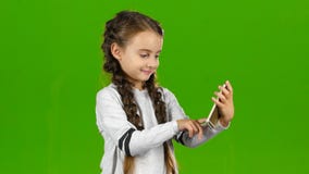 El bebé hace el selfie Pantalla verde almacen de metraje de vídeo El bebé hace el selfie Pantalla verde almacen de metraje de vídeo