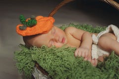 El bebé recién nacido lindo está durmiendo en un sombrero en una cesta Sueño del bebé fotografía de archivo libre de regalías El bebé recién nacido lindo está durmiendo en un sombrero en una cesta Sueño del bebé fotografía de archivo libre de regalías