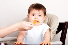 El bebé tiene aversión el alimento que expresa repugnancia imagenes de archivo El bebé tiene aversión el alimento que expresa repugnancia imagenes de archivo