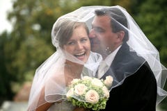 El besarse de los pares de la boda El besarse de los pares de la boda