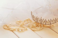 El blanco gotea la tiara del collar y del diamante imagenes de archivo El blanco gotea la tiara del collar y del diamante imagenes de archivo