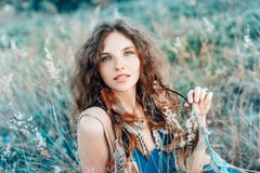 El boho joven hermoso diseñó a la mujer en un campo en la puesta del sol fotos de archivo libres de regalías El boho joven hermoso diseñó a la mujer en un campo en la puesta del sol fotos de archivo libres de regalías