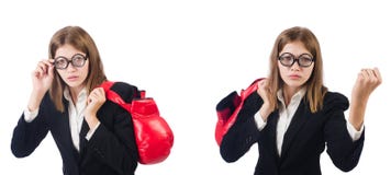 El boxeador de sexo femenino divertido del empleado aislado en blanco fotos de archivo libres de regalías El boxeador de sexo femenino divertido del empleado aislado en blanco fotos de archivo libres de regalías