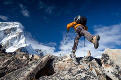 El caminante salta en la roca cerca de Everest en Nepal fotografía de archivo El caminante salta en la roca cerca de Everest en Nepal fotografía de archivo