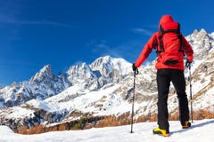 El caminante toma un resto que mira el panorama de Mont Blanc durante el fam imagenes de archivo El caminante toma un resto que mira el panorama de Mont Blanc durante el fam imagenes de archivo