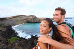 El caminar - turista de los pares del viaje en el alza de Hawaii imágenes de archivo libres de regalías El caminar - turista de los pares del viaje en el alza de Hawaii imágenes de archivo libres de regalías