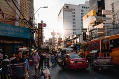 El camino de Yaowarat es una calle principal en Chinatown de Bangkok imagenes de archivo El camino de Yaowarat es una calle principal en Chinatown de Bangkok imagenes de archivo