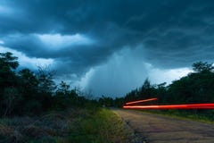 El camino que eso lleva a la lluvia el caer de la nube gruesa fotos de archivo libres de regalías El camino que eso lleva a la lluvia el caer de la nube gruesa fotos de archivo libres de regalías