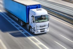 El camión se mueve en la carretera imágenes de archivo libres de regalías El camión se mueve en la carretera imágenes de archivo libres de regalías