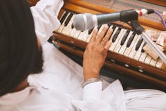 El cantante del Punjabi con el turbante negro está jugando armonio y está cantando en Gurudwara imagen de archivo libre de regalías El cantante del Punjabi con el turbante negro está jugando armonio y está cantando en Gurudwara imagen de archivo libre de regalías
