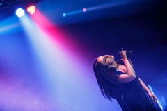El cantante ucraniano famoso Jamala dio un concierto que presentaba su nuevo álbum Podykh (la respiración) imagen de archivo libre de regalías El cantante ucraniano famoso Jamala dio un concierto que presentaba su nuevo álbum Podykh (la respiración) imagen de archivo libre de regalías