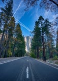 EL Capitan gesehen vom Bett von Yosemite-Tal in Yosemite Nati stockbild EL Capitan gesehen vom Bett von Yosemite-Tal in Yosemite Nati stockbild