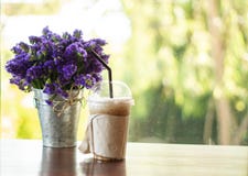 El capuchino helado en la tabla de madera en restaurante de la cafetería tiene listo a servido fotografía de archivo El capuchino helado en la tabla de madera en restaurante de la cafetería tiene listo a servido fotografía de archivo