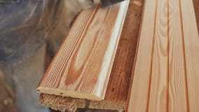 El carpintero de trabajo procesa a tableros Cepillo de alambre durante la madera que trabaja a máquina Trabajo de madera de cepil metrajes El carpintero de trabajo procesa a tableros Cepillo de alambre durante la madera que trabaja a máquina Trabajo de madera de cepil metrajes