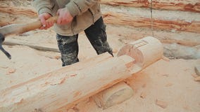 El carpintero talla un semicírculo en el registro Albañilería canadiense del ángulo Estilo canadiense Casa de madera hecha de reg metrajes El carpintero talla un semicírculo en el registro Albañilería canadiense del ángulo Estilo canadiense Casa de madera hecha de reg metrajes