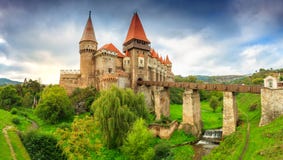 El castillo famoso del corvin con el cielo nublado, Hunedoara, Transilvania, Rumania fotografía de archivo libre de regalías El castillo famoso del corvin con el cielo nublado, Hunedoara, Transilvania, Rumania fotografía de archivo libre de regalías